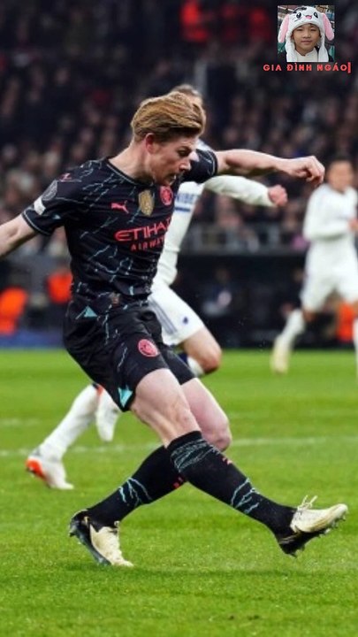 Man City đặt một chân vào tứ kết Champions League