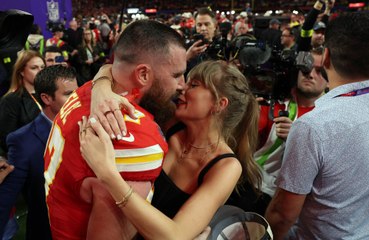 下载视频: Travis Kelce canta una canción de Taylor Swift  en la fiesta posterior al Super Bowl