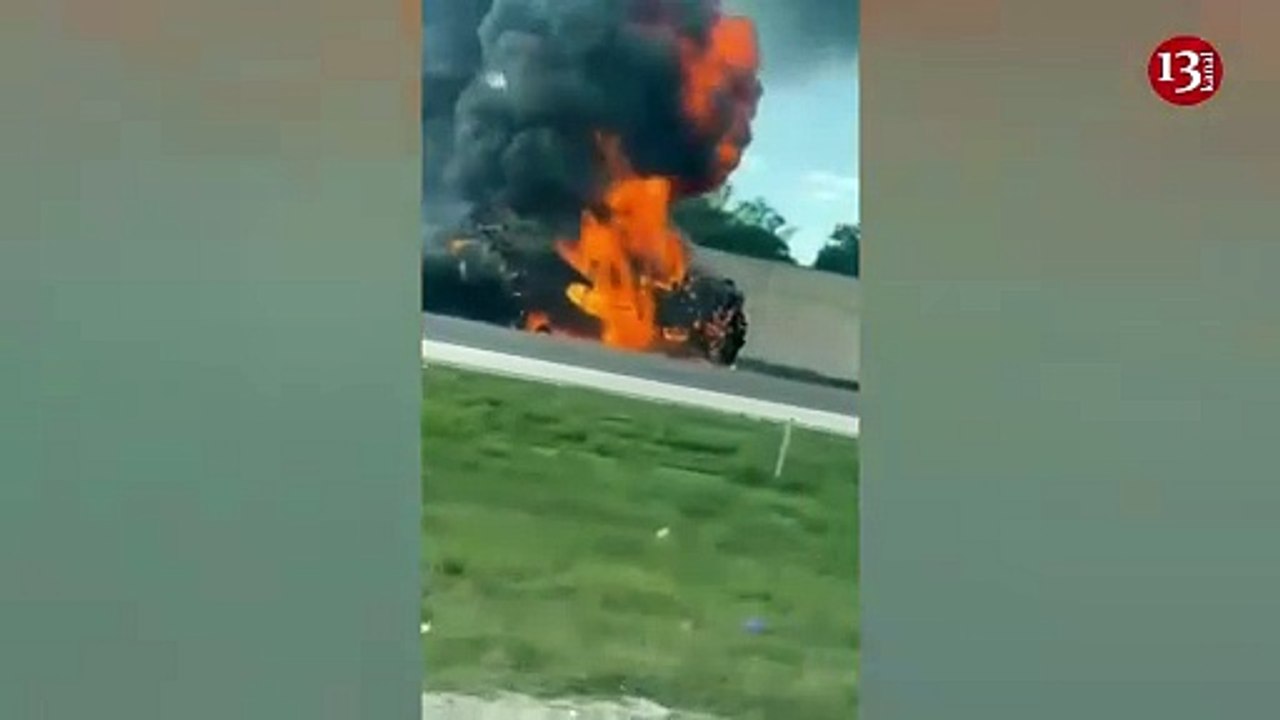 2 dead after small plane crashes into car on Florida highway