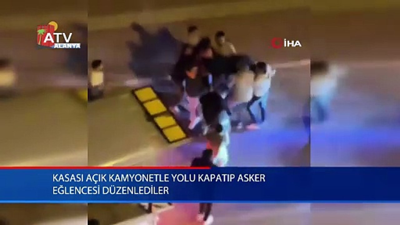 Kasası açık kamyonetle yolu kapatıp asker eğlencesi düzenlediler