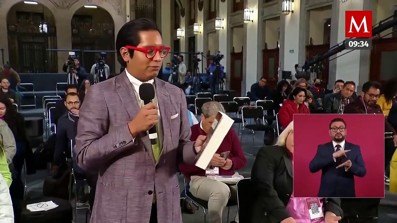 AMLO firma copia de su libro a periodistas en La Mañanera