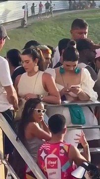 Famosos são flagrados em cima do trio de Ivete