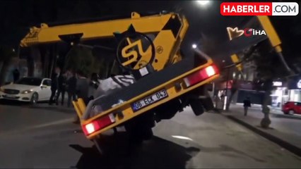 Ankara'da bayrak asan vinç yan yattı