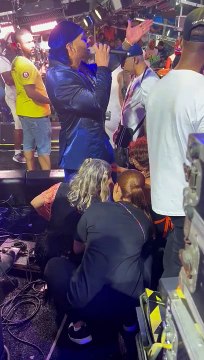 Foi a perna bamba? Roupa de Tony Salles rasga no meio do desfile