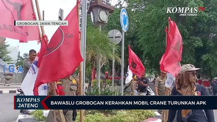 Bawaslu Grobogan Kerahkan Mobil Crane Turunkan APK