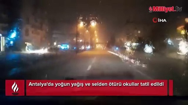 Antalya'da yoğun yağış ve selden ötürü okullar tatil edildi