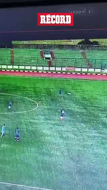 JUGADOR de la liga de INDONESIA es alcanzado por un RAYO