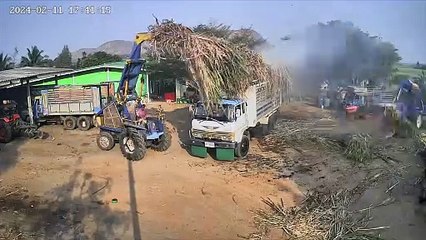 เด็กน้อย + ไฟแช็ก = รถขนอ้อยไฟไหม้ เจ้าของบ้านซวย เกือบได้สร้างบ้านใหม่