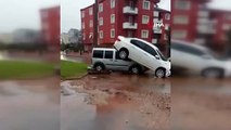 Antalya'da sağanak yağış hayatı felç etti: Yollar göle döndü, araçlar sular içinde kaldı