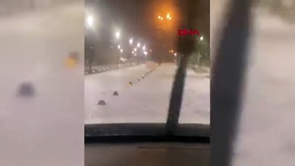 Çeşme dolu yağışı ile beyaza büründü