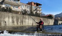 Keyfine düşkün 60 yaşındaki olta balıkçısı sosyal medyada gündem oldu