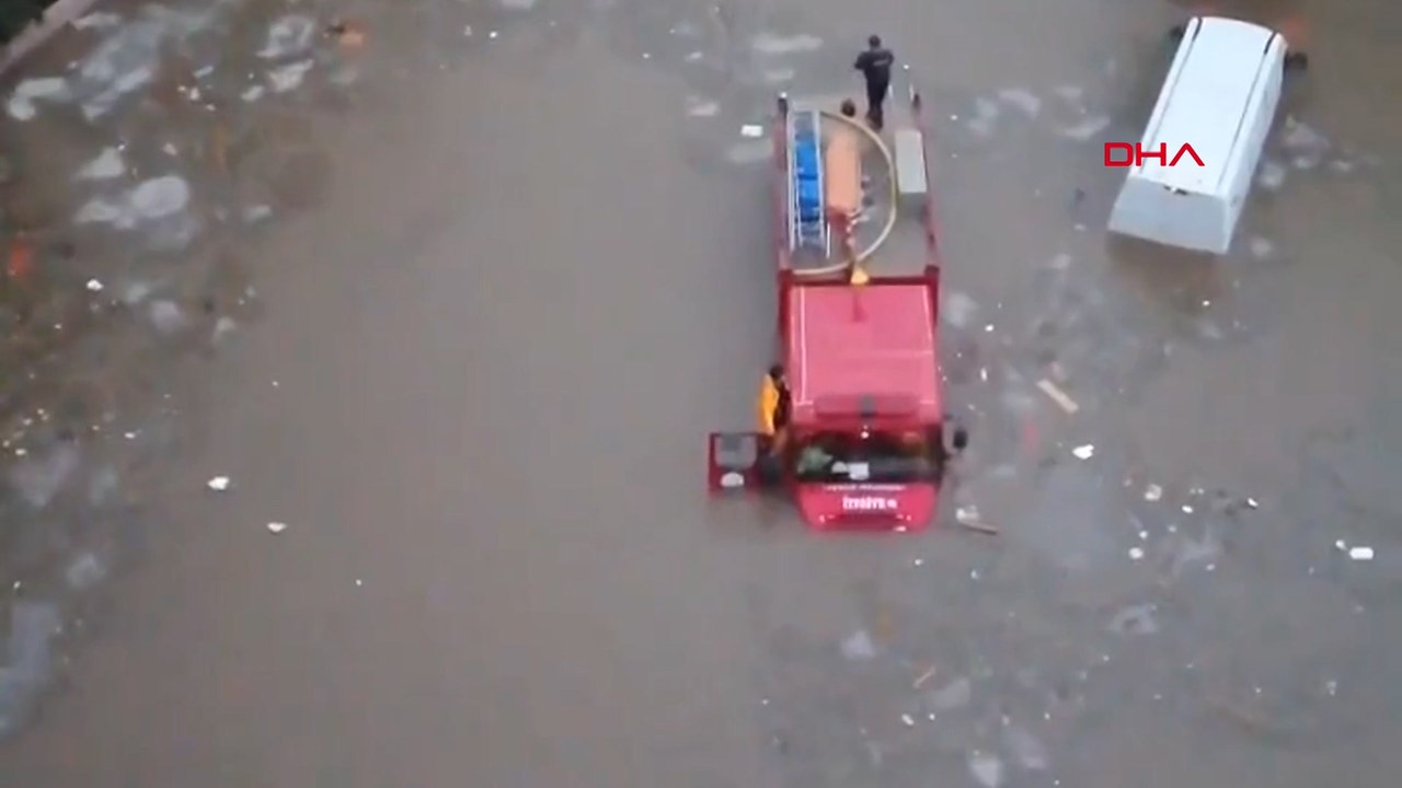 Antalysa'da sağanak; Kepez'de itfaiye aracı sular altında kaldı