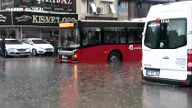 Antalya'da şiddetli sel! Araçlar suya gömüldü