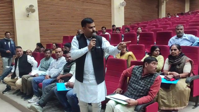 नगर निगम बोर्ड बैठक में सभापति व पार्षद के बीच तीखी बहस का देखें वीडियो