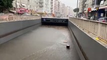 Antalya'da sel: Altgeçit sel sularına gömüldü, araçlar sular altında kaldı