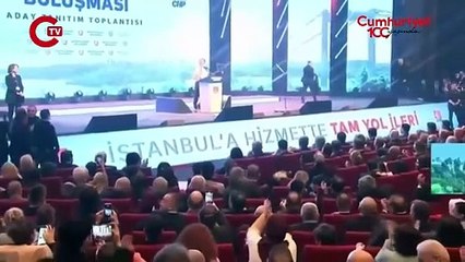 Ekrem İmamoğlu "Ceketini çıkar kollarını sıva" sloganından sonra ceketini çıkarıp kollarını sıvadıktan sonra salondakilerden de ceketlerini çıkarmasını istedi.