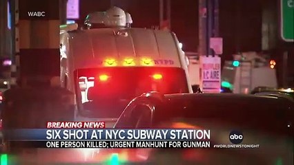 Télécharger la video: Etats-Unis: Une personne est morte et cinq autres ont été blessées après des coups de feu tirés sur un quai du métro de New York - Le tireur est en fuite - VIDEO