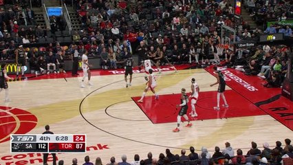 Vassell makes outrageous behind-the-back assist for Wemby dunk