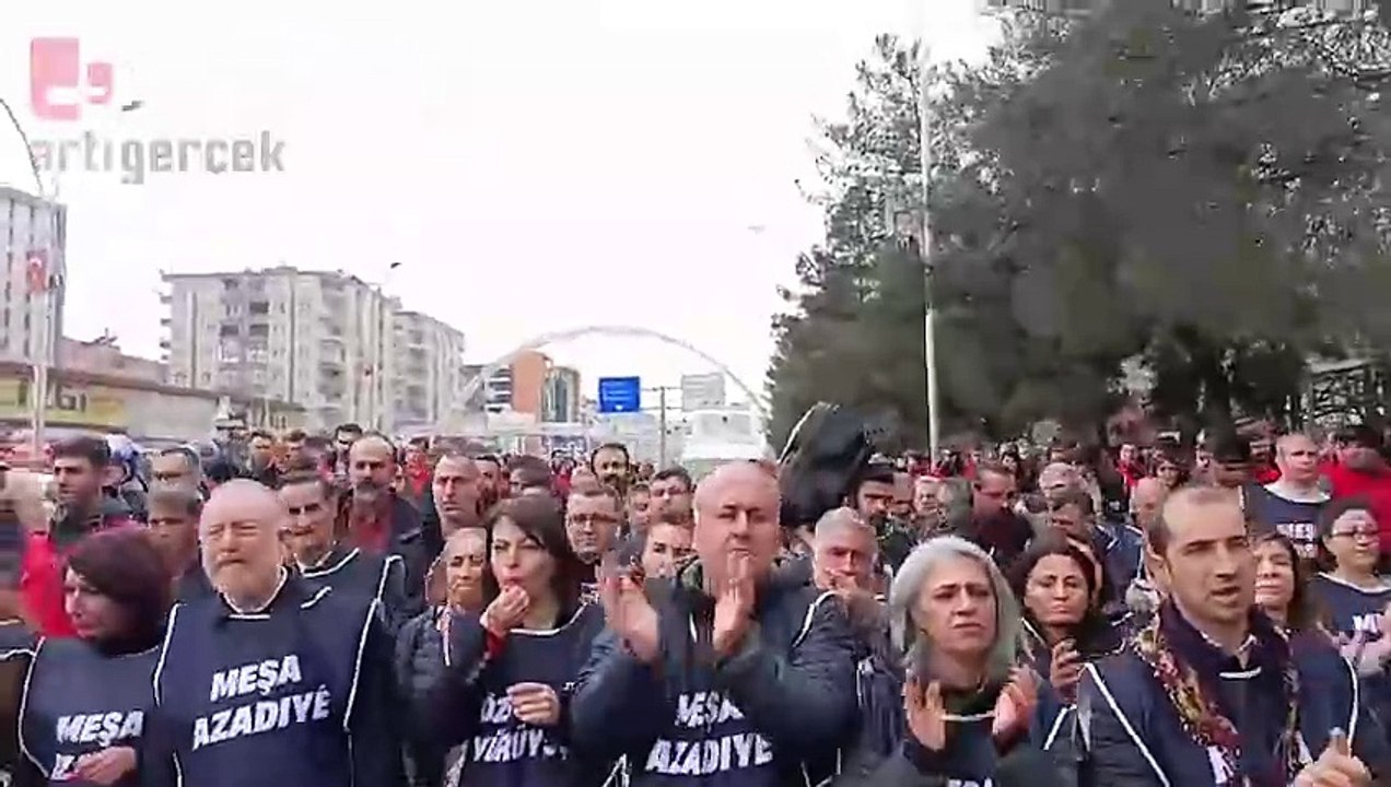 DEM Parti milletvekilleri, eşbaşkan adayları ve partililer sloganlarla yürüyor.