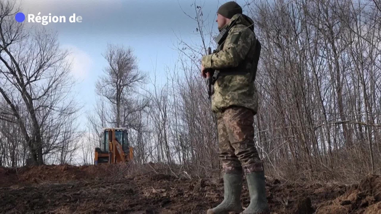 Face aux attaques russes, les soldats ukrainiens creusent des tranchées
