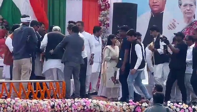 अंबिकापुर में मंच पर गिरते-गिरते बचे मल्लिकार्जुन खडग़े, पीछे से राहुल गांधी ने संभाला