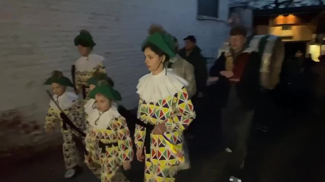 Mardi Gras à l'aube: les premiers petits Arlequins