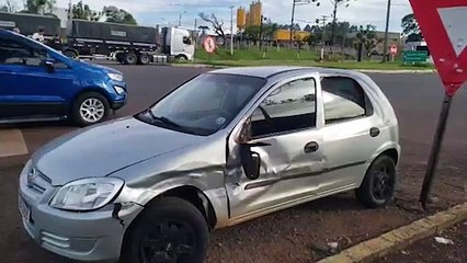 Colisão entre Maverick e Celta é registrada no Trevo da Portal, na BR-277