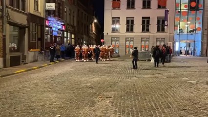 Arrivée des premiers Gilles sur la Grand-Place