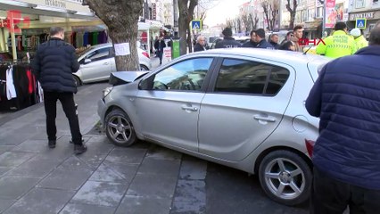 Otomobil 5 araca çarpıp dükkana girdi