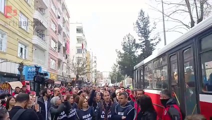 Diyarbakır'da halk 'Büyük Özgürlük Yürüyüşü'nün geçtiği noktalarda coşkuyla karşılıyor