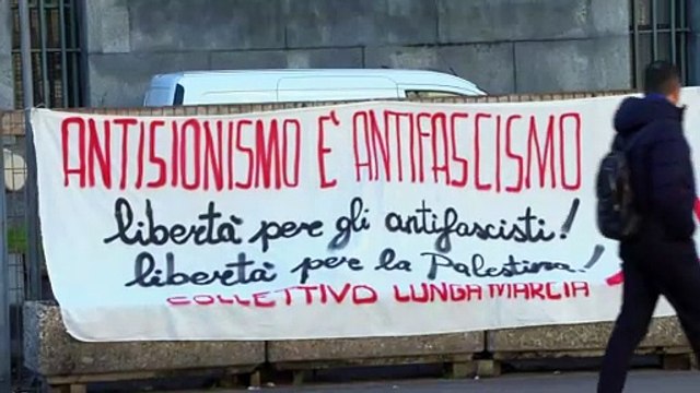 Sit-in contro estradizione Gabriele Marchesi davanti tribunale Milano