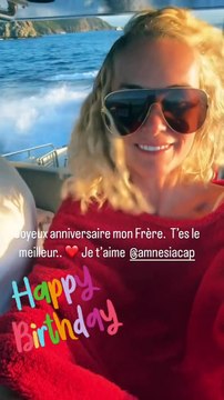 On les découvre à bord d'un bateau que conduit Grégory et sur lequel se trouve leur papa André. Laeticia, heureuse, se mon tendre avec son frèreLaeticia Hallyday lors d'une escapade familiale en bateau aux côtés de son frère Grégory