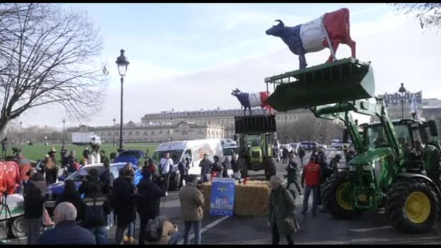 Prostesta dei produttori del latte all'Assemblea Nazionale di Parigi