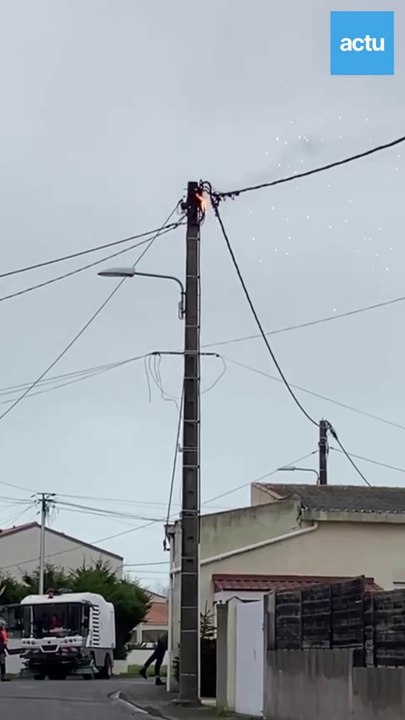 Les Sables-d'Olonne : un poteau électrique qui pétarade et fait des étincelles