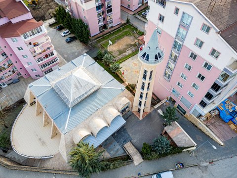 Tokat’taki cami minaresiyle dikkat çekiyor!