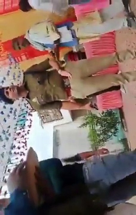 Video: खाना खाने के लिए बुलाया है, रखो प्लेट......