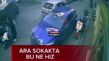 Ara sokakta aşırı hız yaptı, anne ve çocukları kazadan kıl payı kurtuldu