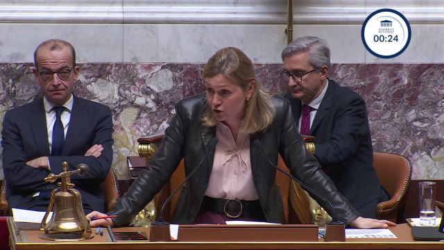 S'il vous plaît, taisez-vous : Yaël Braun-Pivet recadre Aurélien Pradié lors d'une séance des questions au gouvernement