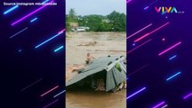 Pria Berdiri di Atap Rumah yang Hanyut Saat Banjir Bandang