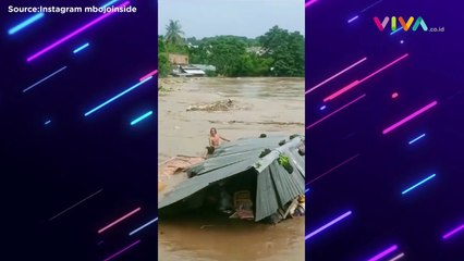 Pria Berdiri di Atap Rumah yang Hanyut Saat Banjir Bandang