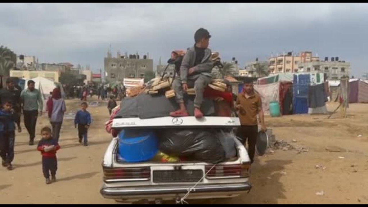 Palestinesi in fuga da Rafah nel timore dell'incursione di Israele