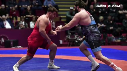 Rıza Kayaalp rakibinin formasındaki Azerbaycan bayrağını öptü