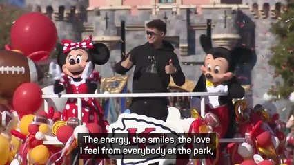 Télécharger la video: Super Bowl star Mahomes visits Disneyland