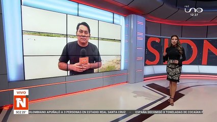 Automóvil queda atrapado en una laguna