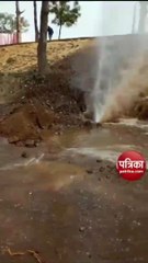 सडक़ निर्माण के दौरान टूटी राइजिंग लाइन, बह गया हजारों लीटर पानी