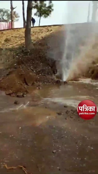 सडक़ निर्माण के दौरान टूटी राइजिंग लाइन, बह गया...