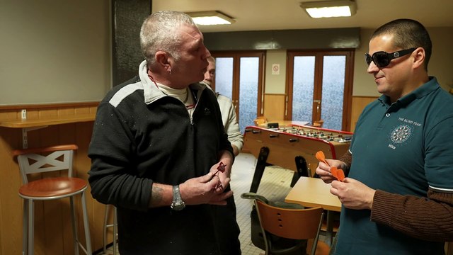 «Au début, je visais la tapisserie » : aveugle, Mickaël veut participer au Championnat de France de fléchettes