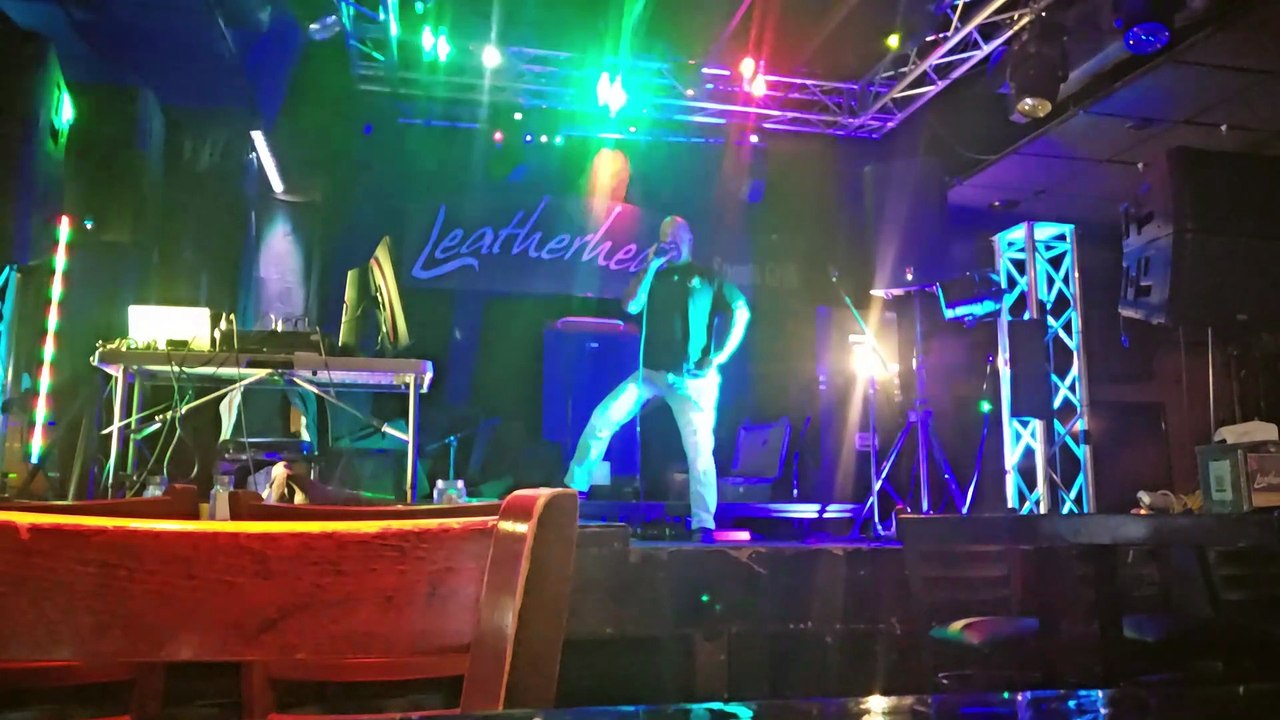MOTLEY CRUE - LIVE WIRE (PERFORMED AT LEATHERHEADS)