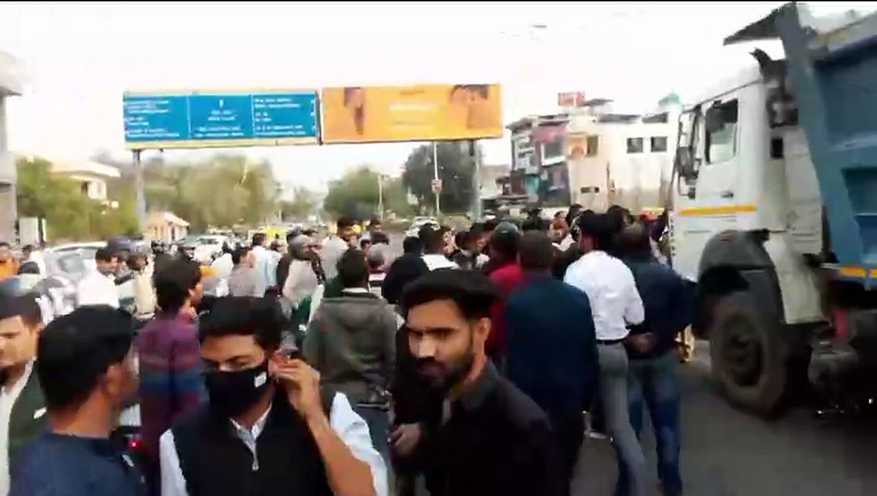 लाल लाइट से बचने के लिए डम्पर भगाया, साइकिल सवार को कुचला, मौत