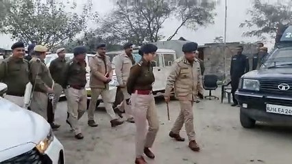 बॉर्डर पर हाइवे के आधे भाग में लगाए बेरिकेड्स, देखे वीडियो